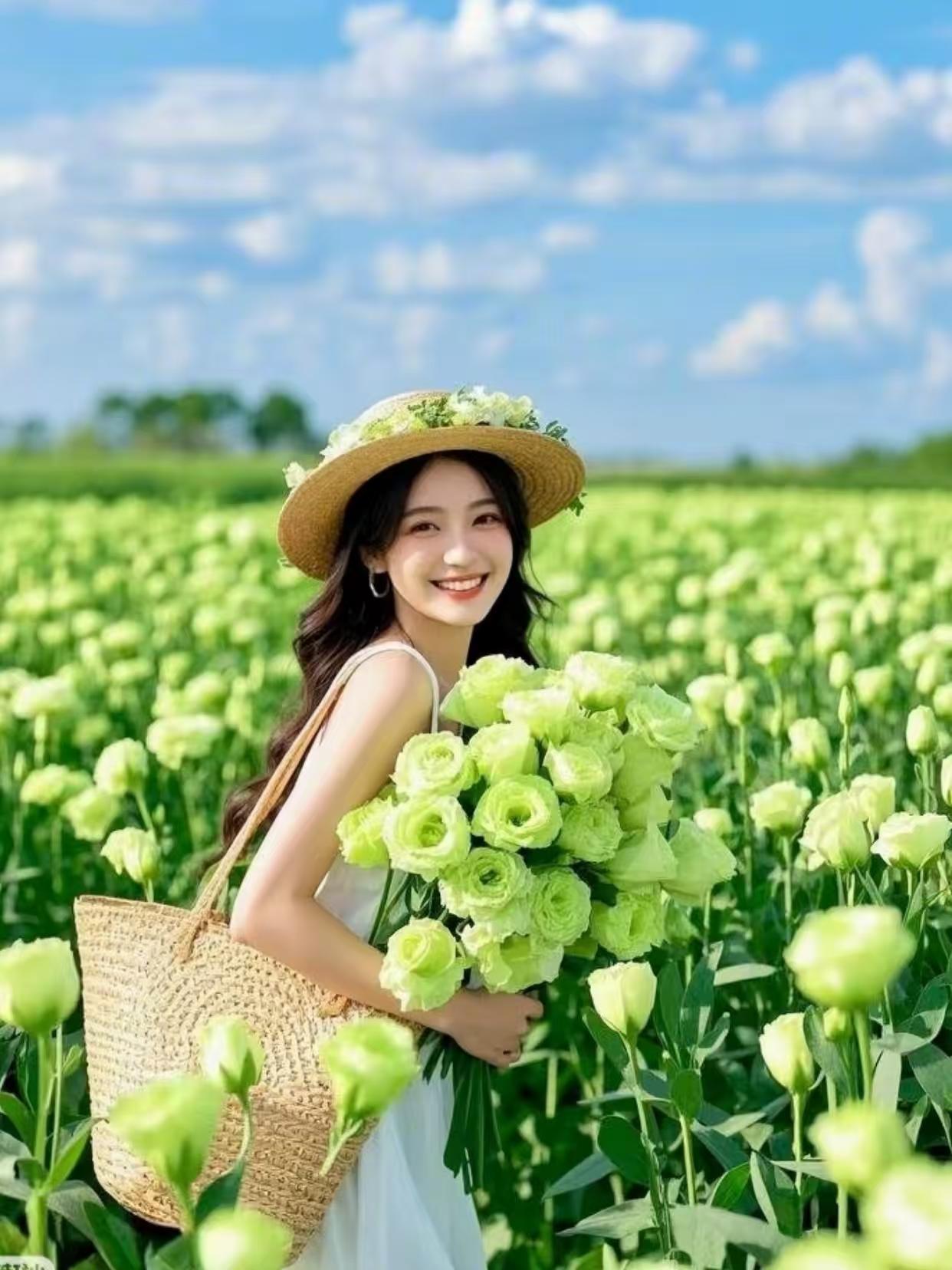 天净沙·青田拾翠
云摇碧田晴沙，
风牵香满襟霞，
翠撷春光一篮。
晴光闲话，
笑