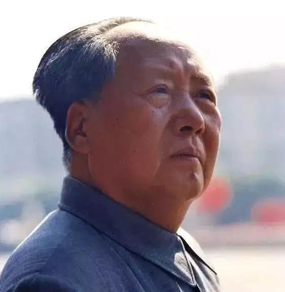 1976年9月8日，毛主席病危，他吃力地握笔写下“三”，又敲了3下床头，陪护人员