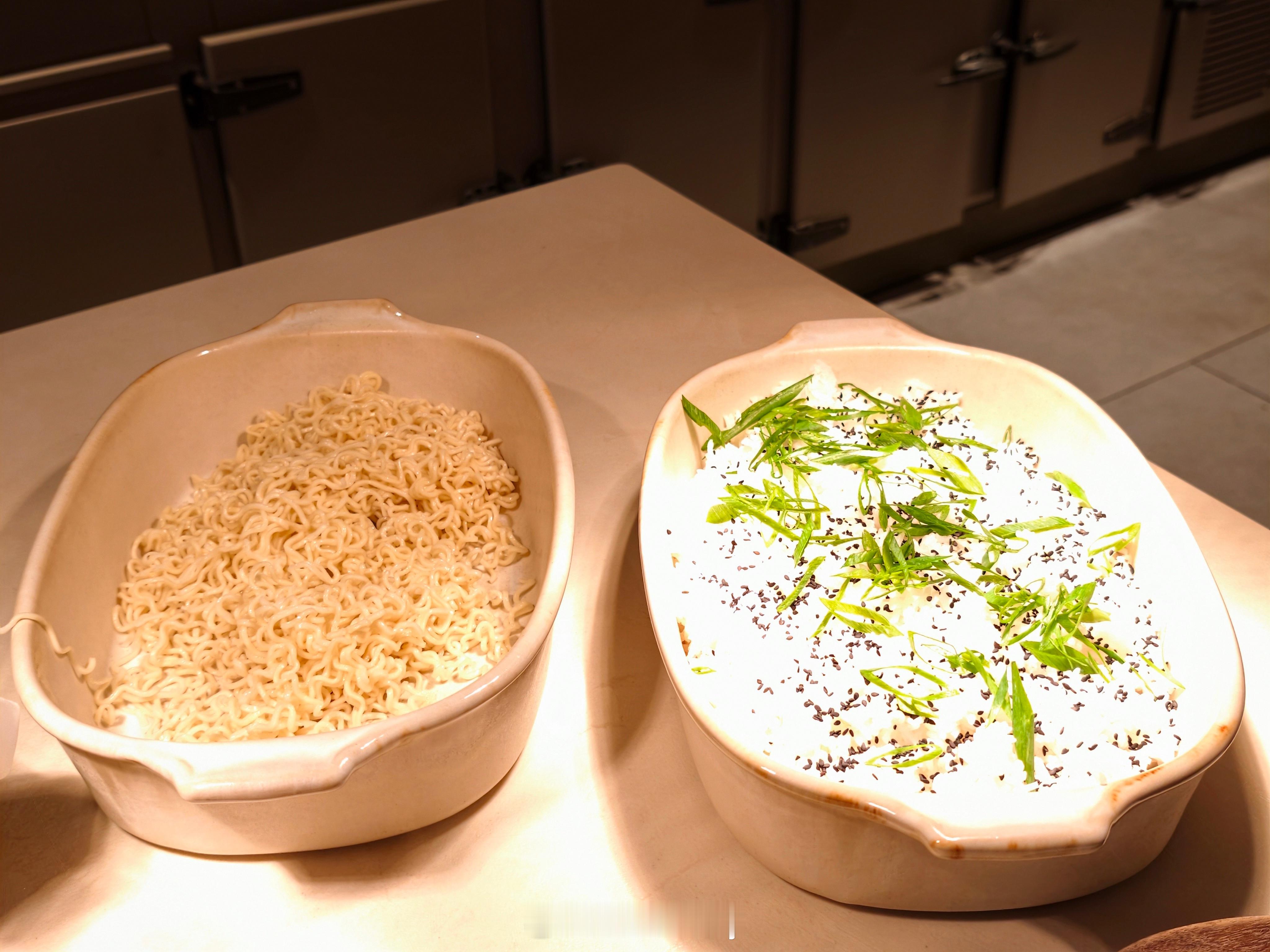 来一份西班牙早餐，竟然还有大米饭和面条子。 西班牙