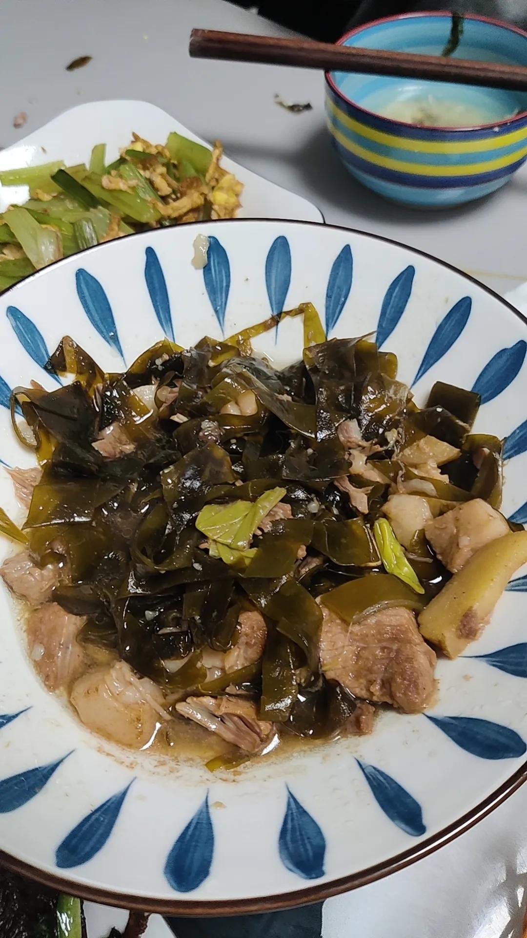 今日图片——周末我做的饭

豆豉鲮鱼油麦菜
肉炖海带条
鸡蛋炒芹菜
土豆丝