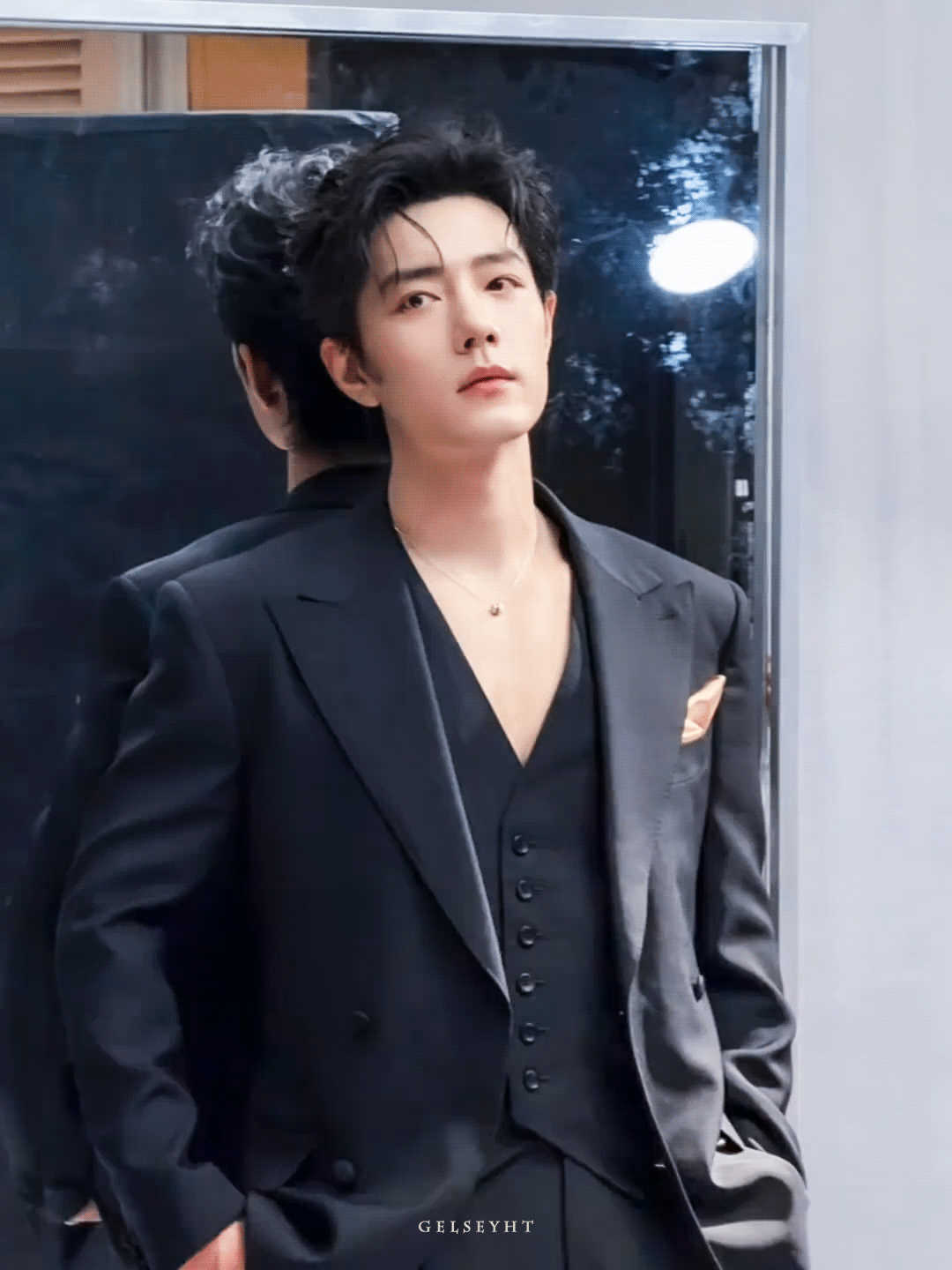 最近又疯狂收了好多动图，肖战参加活动一次，够我回味好久[舔屏][舔屏][舔屏]