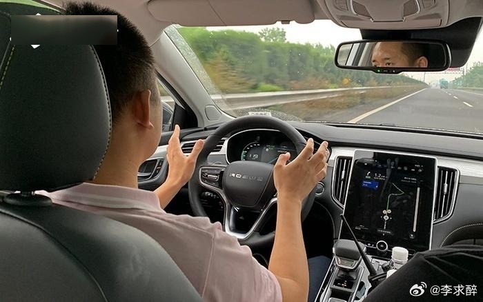 新一代SU7辅助驾驶软硬件全面升级小米新一代SU7辅助驾驶大升级，软硬件协同优化