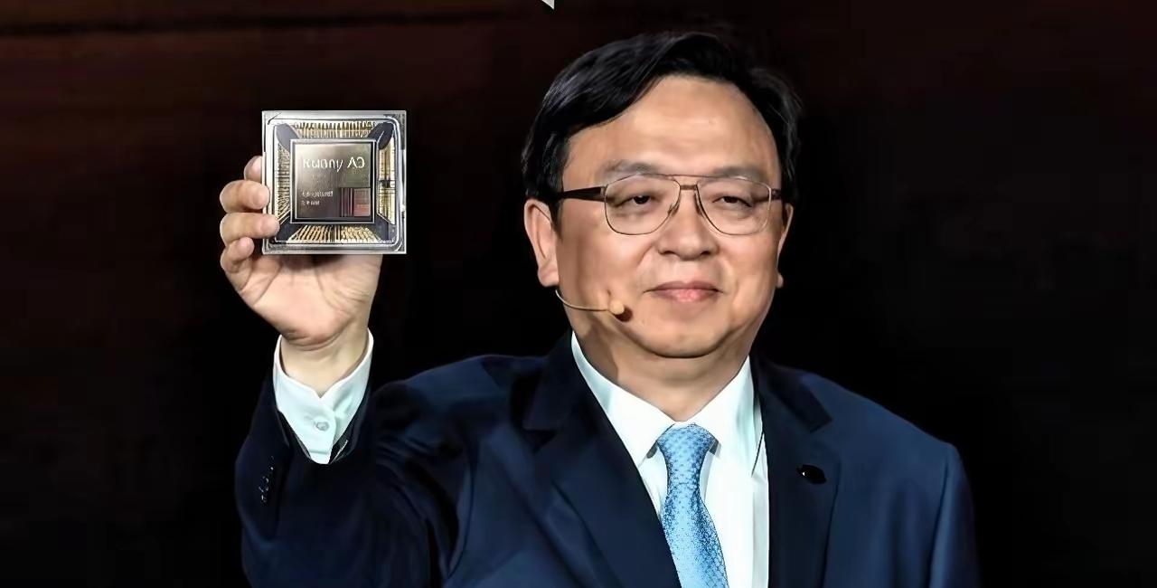 当下国内新能源市场，比亚迪与吉利银河形成双雄竞争格局。比亚迪入局更早，依托自研电