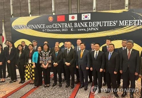 韩联社11月25日报道，中国、日本、韩国三代表将于第二日前往香港，出席东盟与韩中