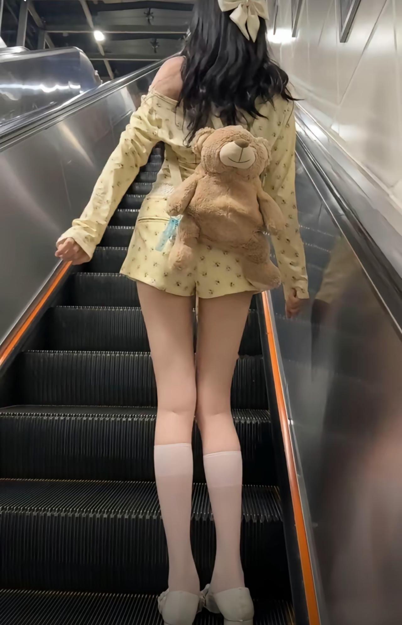 这个小姐姐带我来逛商场了