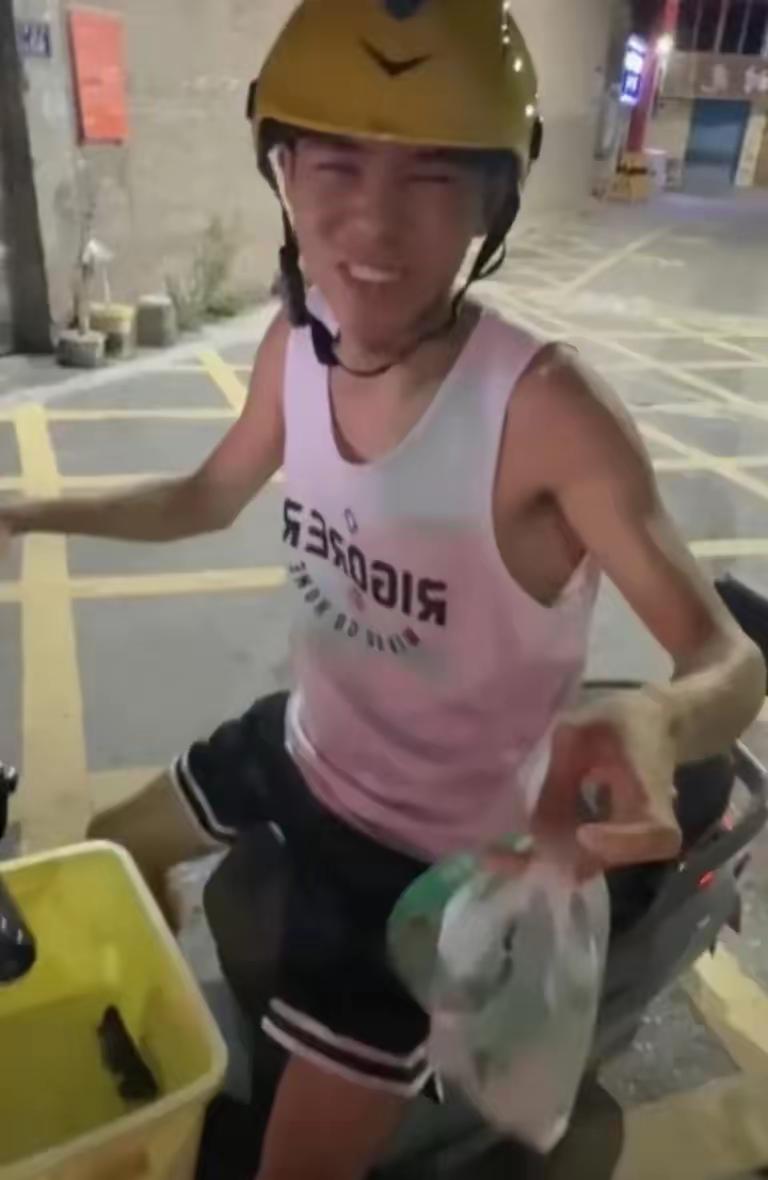 一位高中女老师点外卖，等送来时感觉骑手的身影很熟悉，走近仔细一看，原来是自己毕业