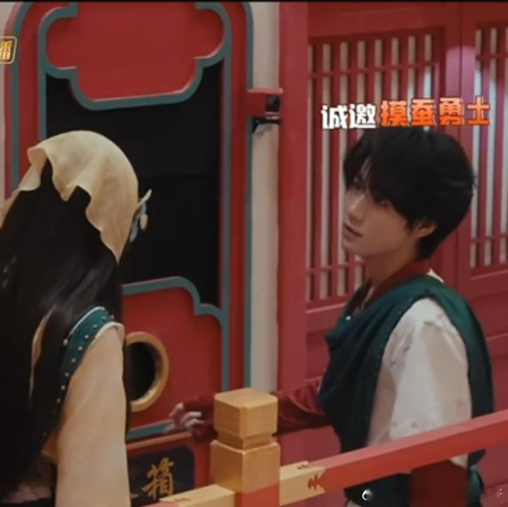 张真源替娜扎解围张真源OMG你吓到娜扎了面对吓人的恐怖箱任务，娜扎直接选择放弃！