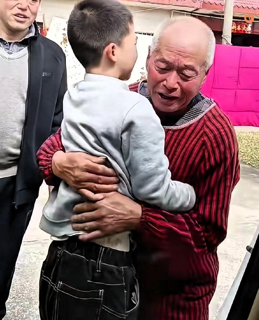 这一抱，抱出了多少人羡慕的爷孙情！

河南小男孩这波操作，直接把全车人都看哭了！