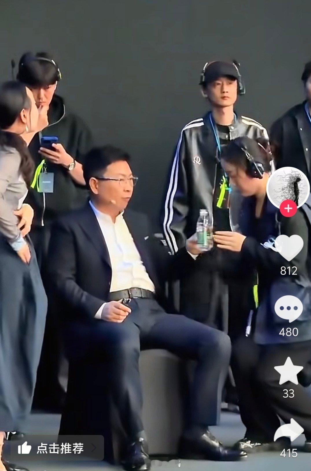 网上又是一堆余承东的这个视频。只能说，这助理的活不容易干。