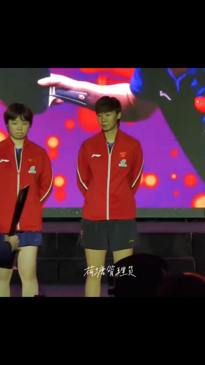 荷塘管理员。
present the trophies to our champ