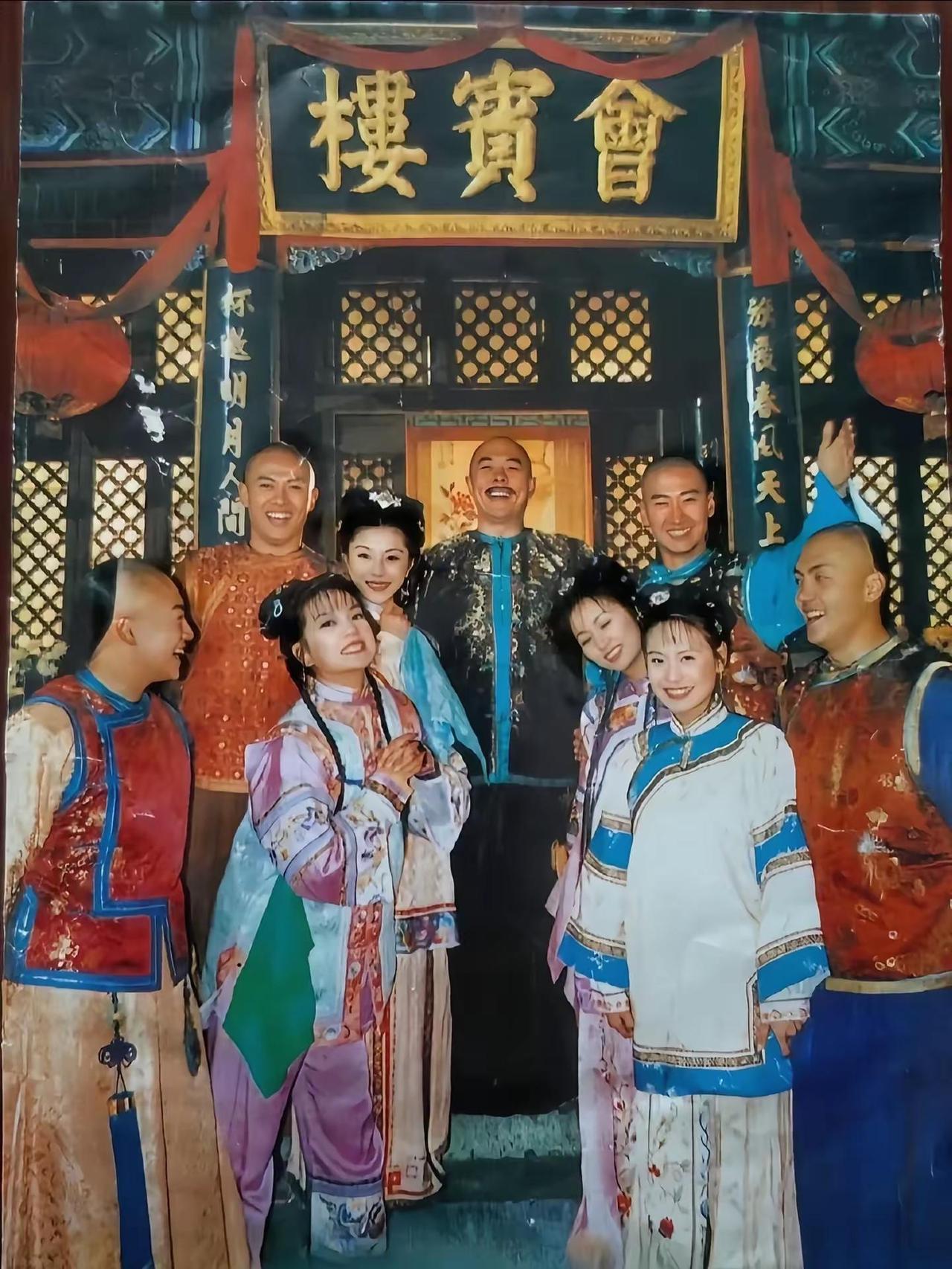我们的青春，和还珠格格一起走了。尔康不见了，紫薇和小燕子被关进宗人府，金锁也被刑