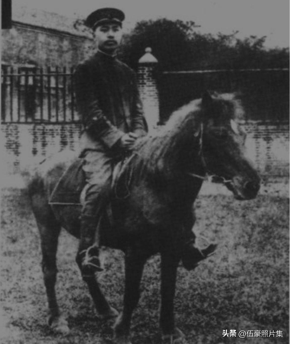 上世纪初，辛亥广州起义总指挥赵声骑马的老照片。赵声幼习武，曾入狱救人，更难得的是