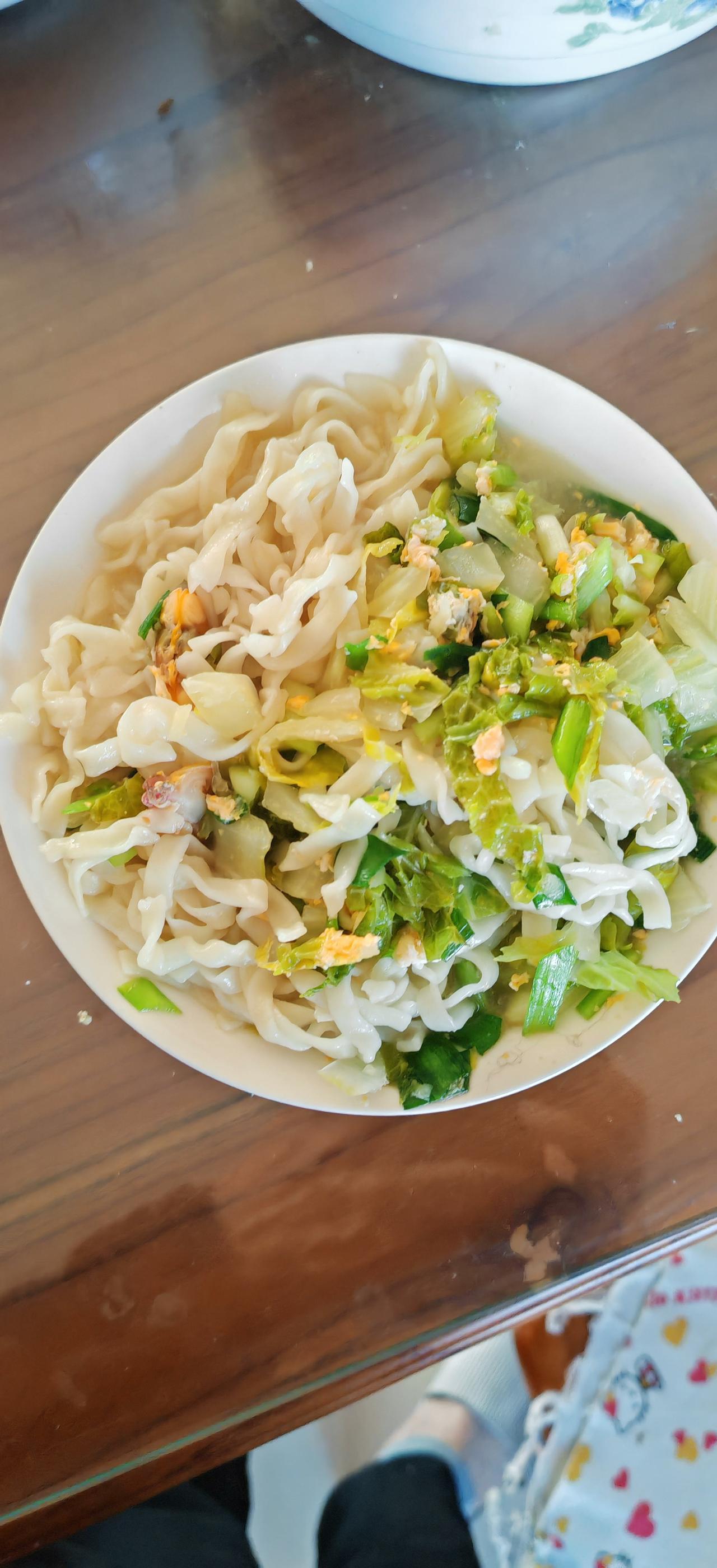 烟台  除夕早晨吃什么呢？
      烟台市有的地方，早晨吃一碗手擀面，寓意着