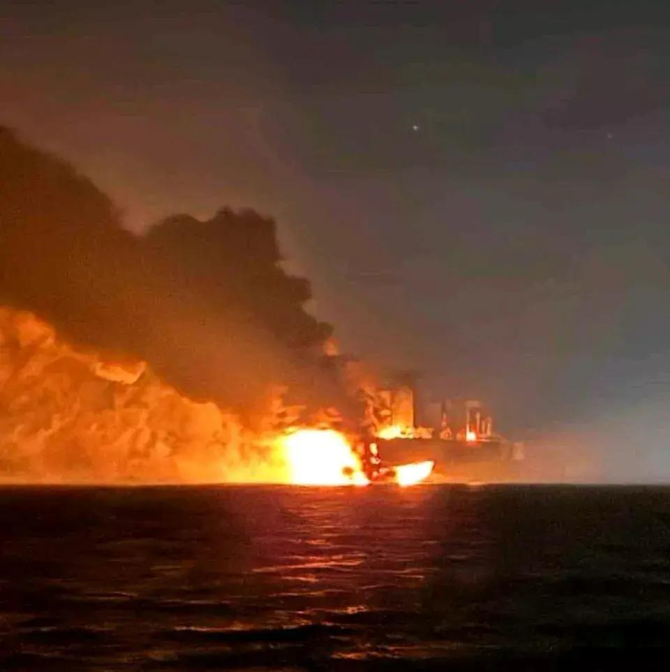 11月30日，影子船队又一艘油轮被炸，这是第三艘了。
前两艘是在俄罗斯黒海港口，