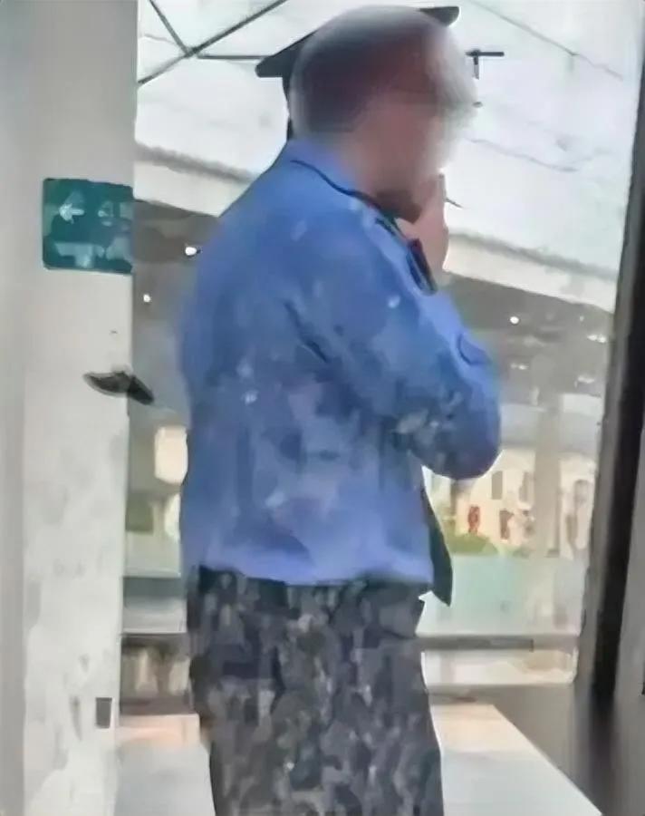 拍列车员抽烟

反手就曝光

我看完只觉得可笑，这根本不是什么正义感爆棚，就是明