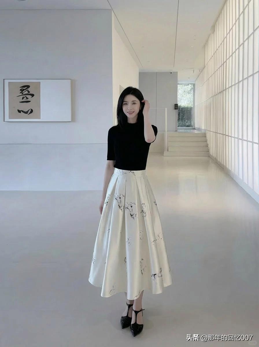 黑裙与白裙，简直是时尚界的永恒经典。夏日里，它们是简约优雅的最佳代表。
黑裙显瘦