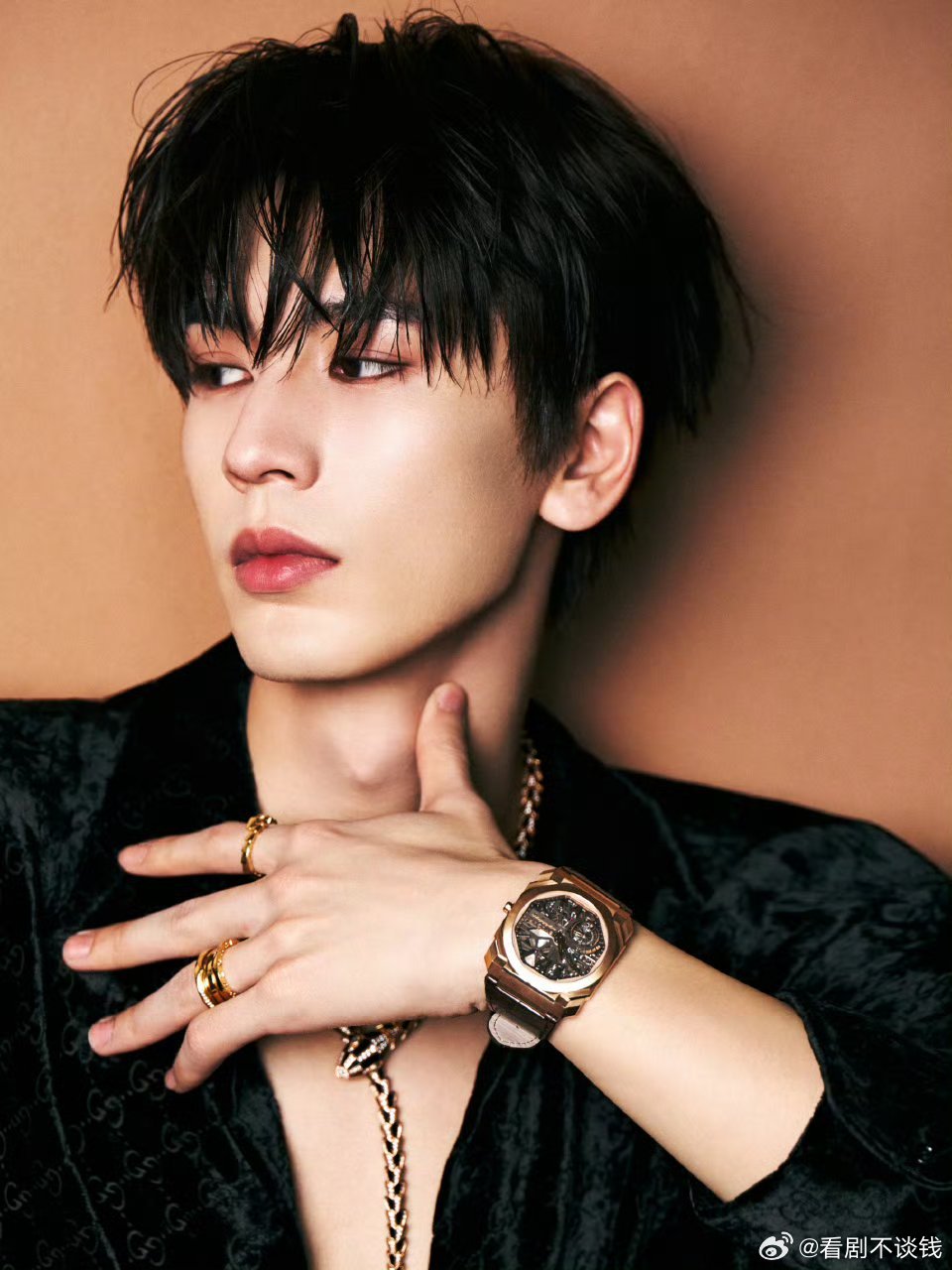 张凌赫蛇蝎美男蛇塑一下，丝绒和张凌赫完全绝配，上身Gucci+宝格丽表现力太绝了