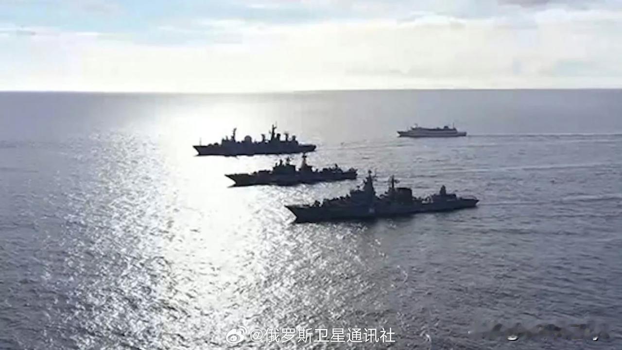 据俄通社8月13日报道，俄总统普京8月12日视察太平洋舰队演习时表示，若西方非法