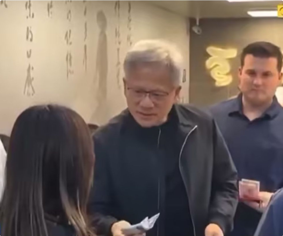 黄仁勋带父母吃豆花，数出5000元欲优先用餐，“钞能力”引发争议 