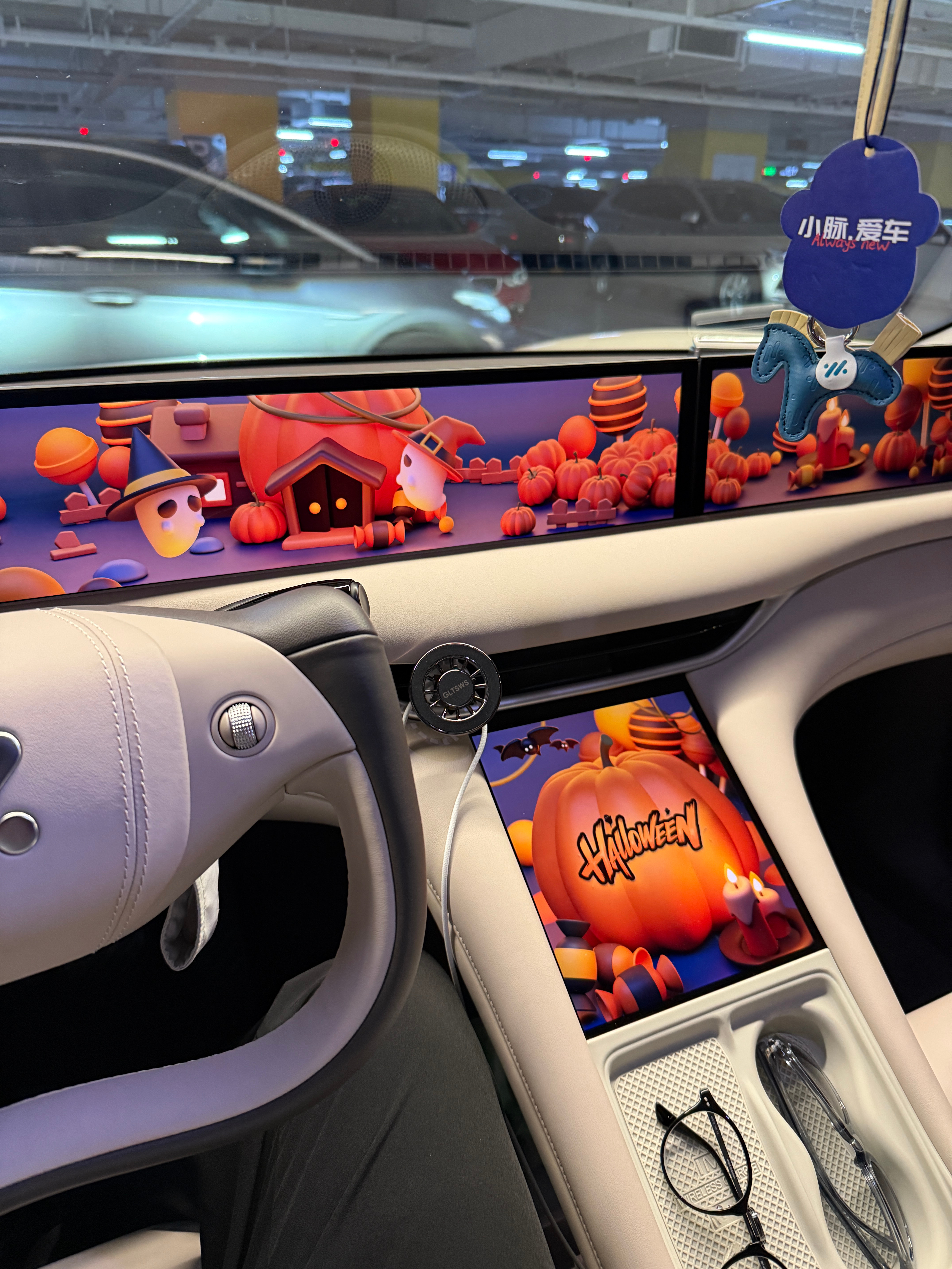 忙了一天三四个视频搞今天教练又把强度拉高胳膊都已经抬不起来了但看到万圣节壁纸一刻