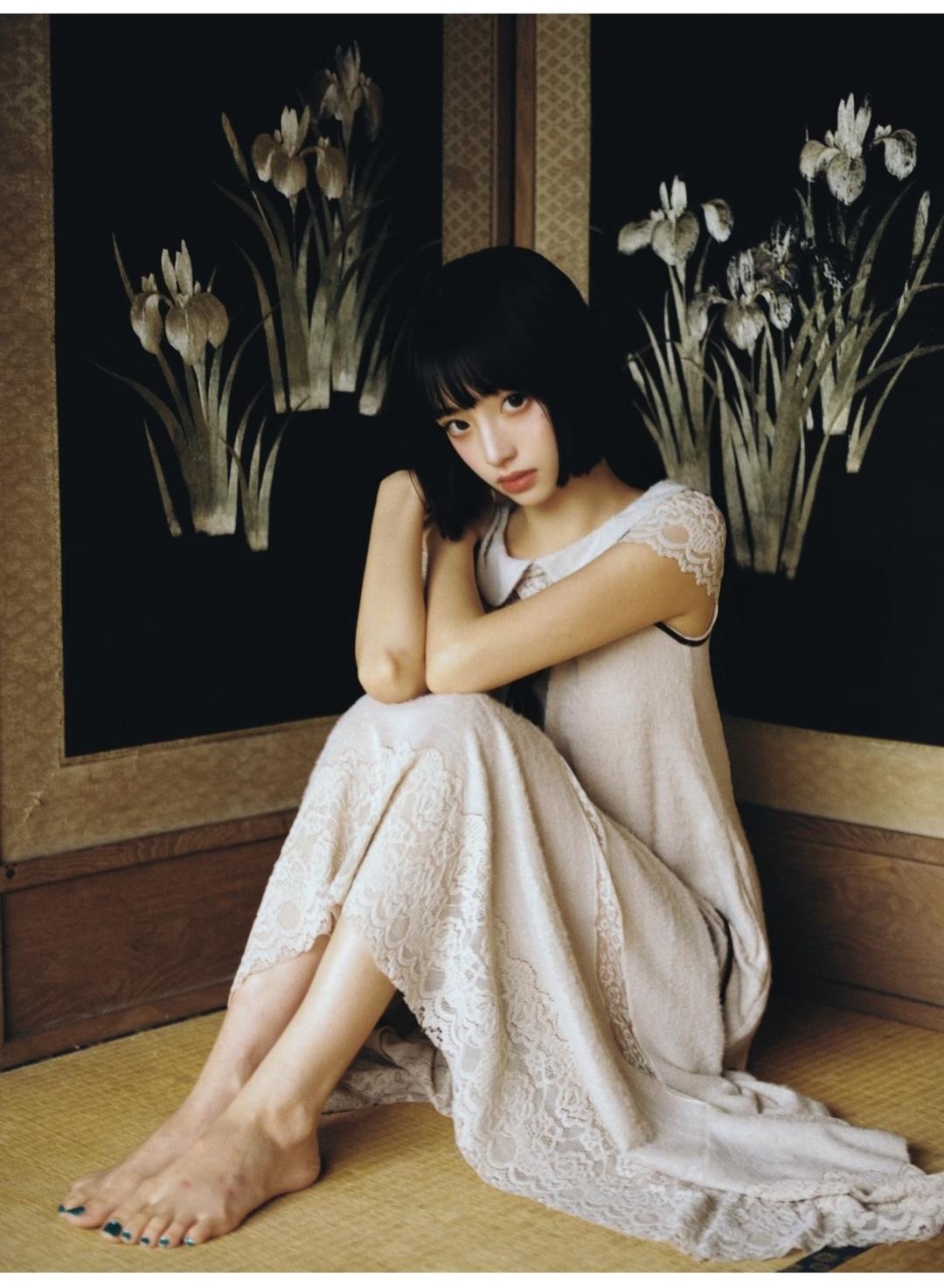 这么清秀的女子，脚丫子有宽。