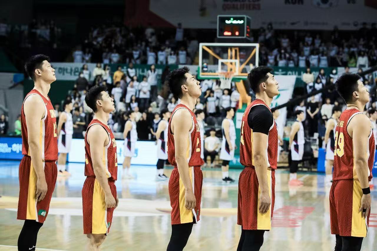 【#中国男篮排名暴跌#】北京时间12月4日，FIBA国际篮联更新了世预赛亚大区的