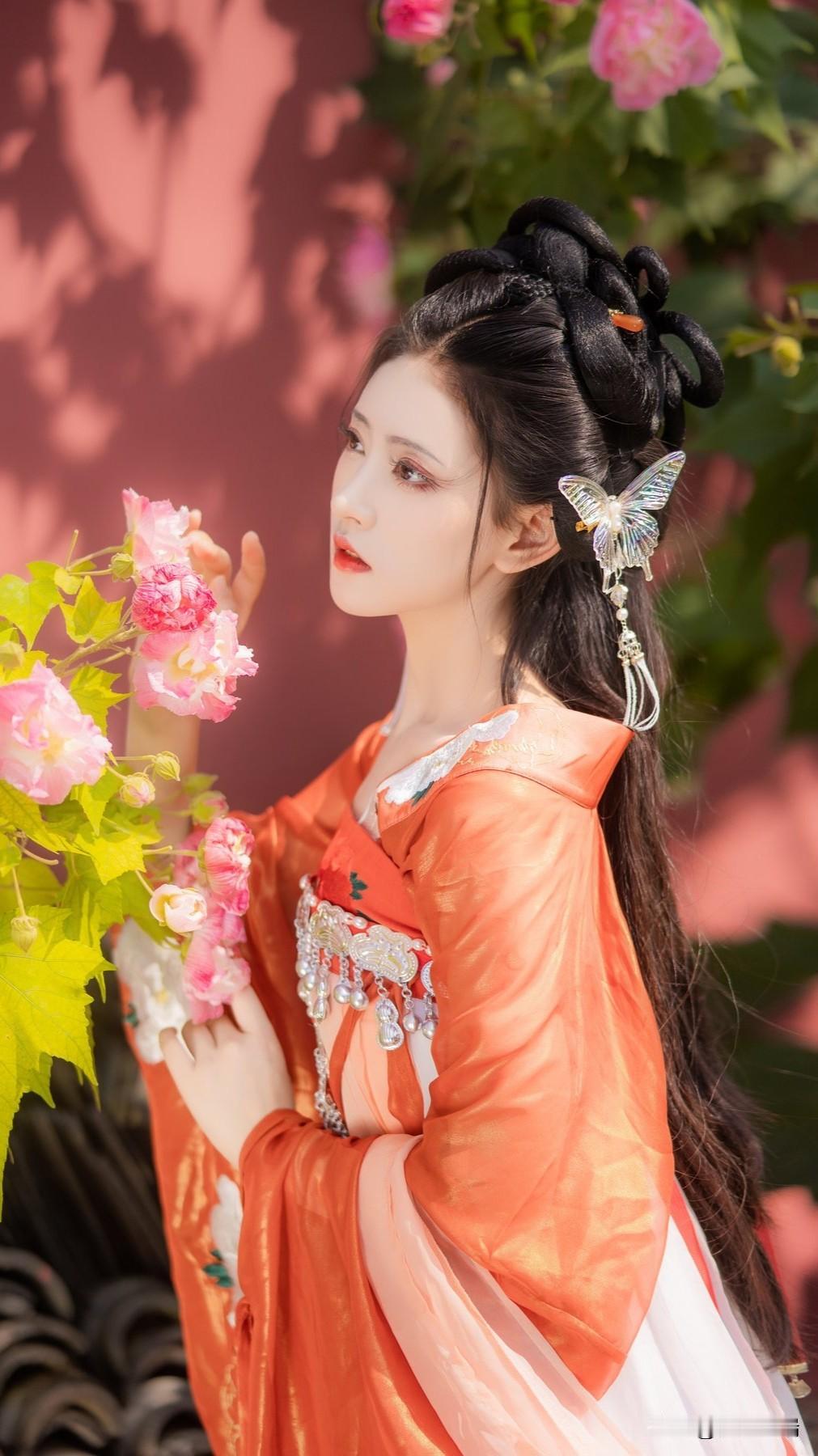 梦回古代，一抹橙衣，花间蝴蝶舞。