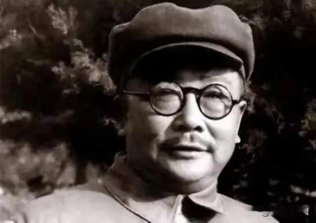 1957年10月25日，李克农吃完午餐后，自感头昏，便想出去透透空气，刚迈出门槛