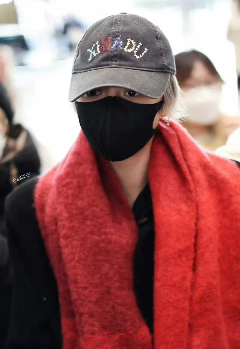 刘雨昕出发央视晚会录制路透，这个引人注目的大红围巾太喜庆了