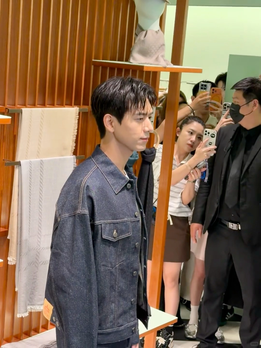 杨幂、李沁、李现今日实况live直出，全员颜值在线，谁最戳你呢？ 