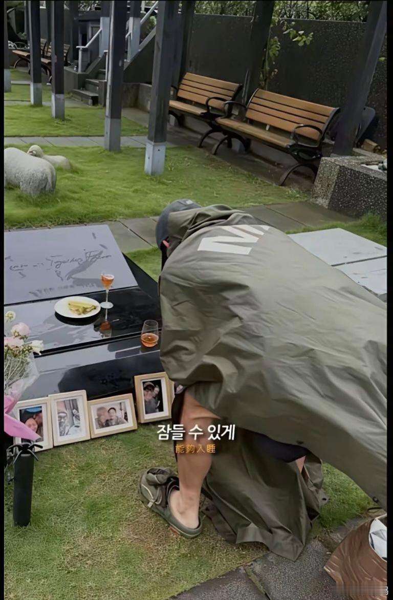 大S墓碑上的吻痕 是具俊晔的么 天呀 