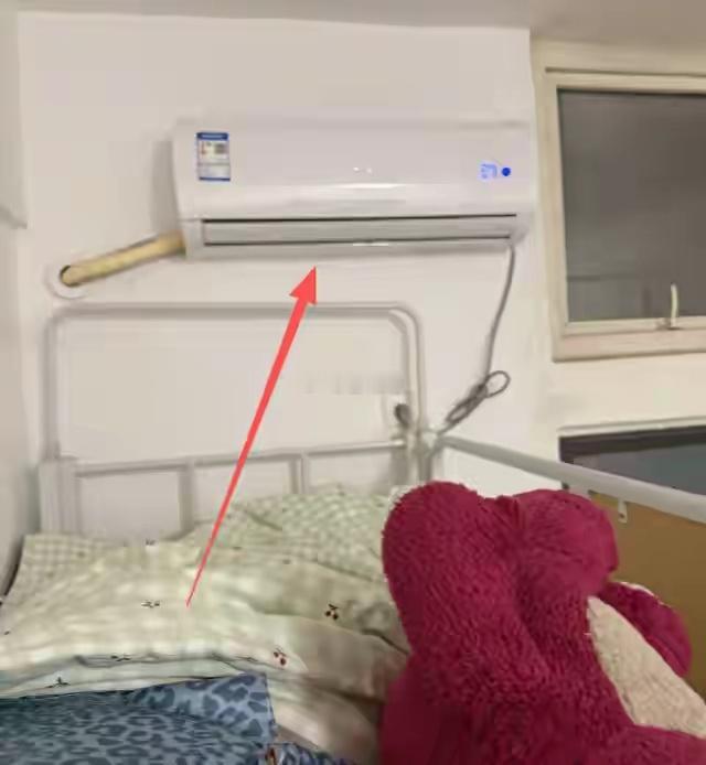 女生被分到空调床位很崩溃，看图片才知道多离谱 