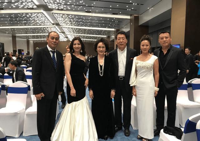 6星同框旧照：

我一眼就认出了胖瘦适宜、珠围翠绕、气质清绝的宋晓英与西装挺阔、