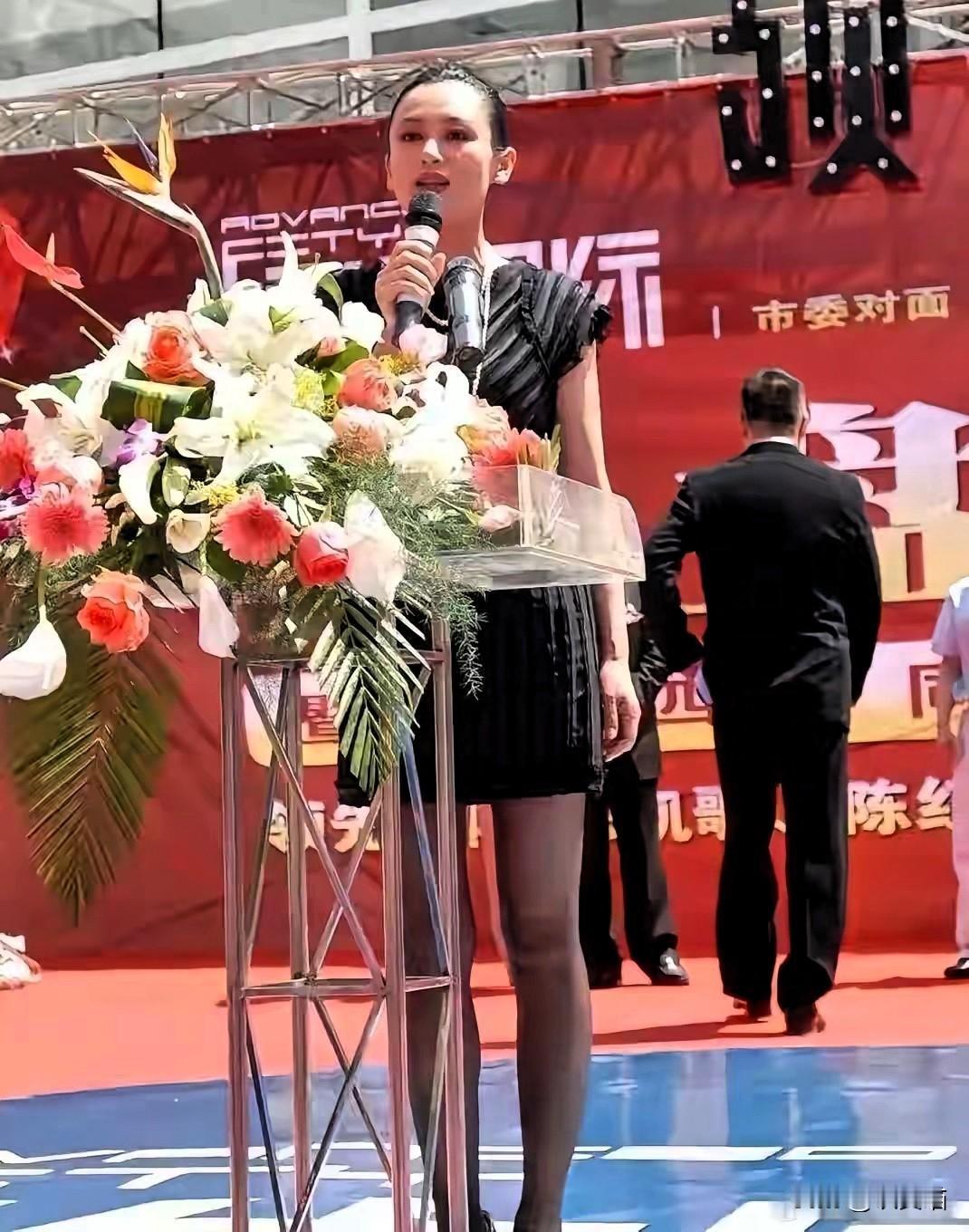 万万没想到，
曾经惊艳众人的一代女神，
如今境遇落差之大，直接看呆众人。