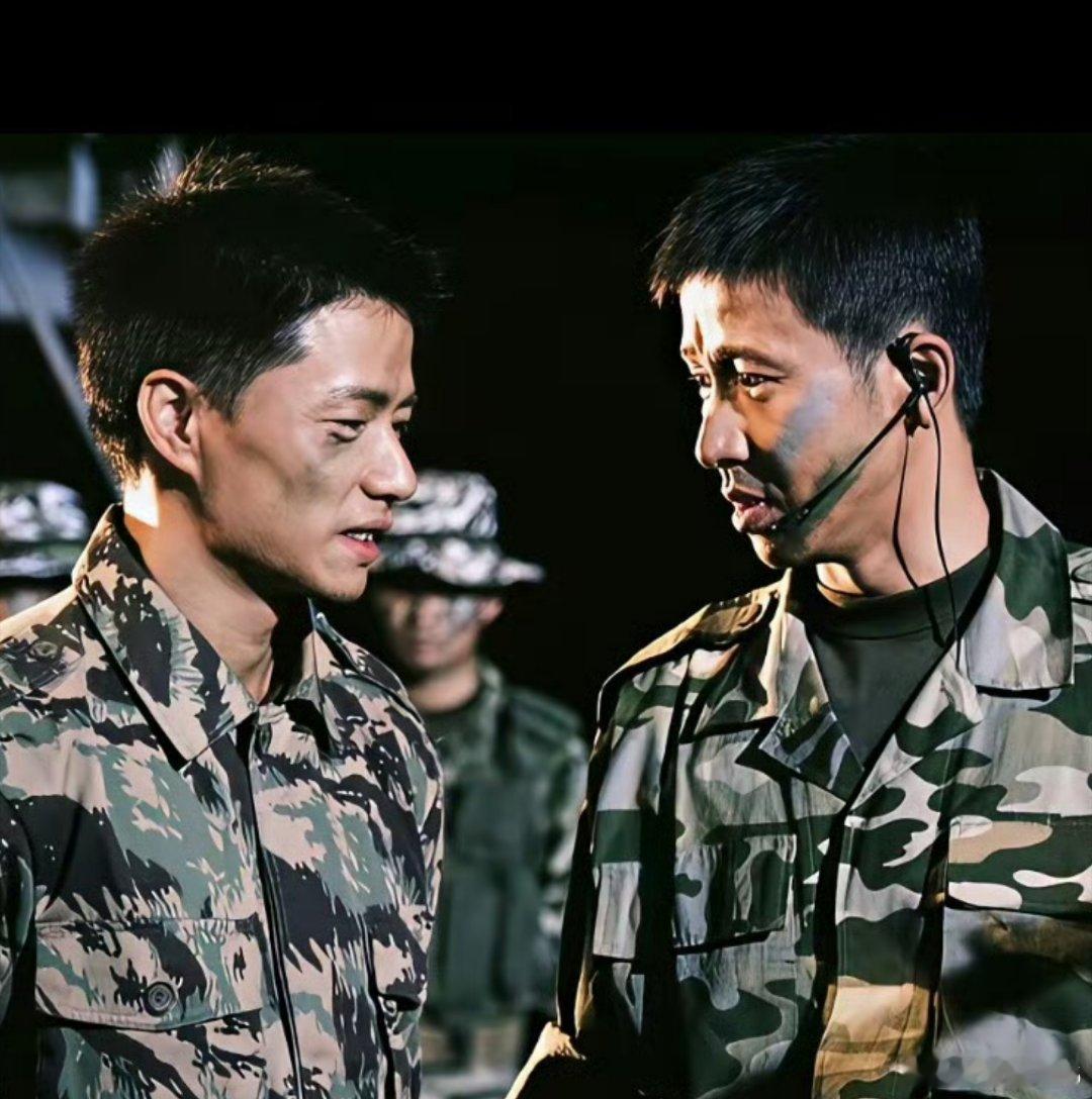 这《藏锋》好像演的这老哥俩当兵后的退休生活[哈哈]藏锋 ​​​