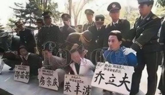 1995年，“全国散打冠军”乔立夫和“姘头”邵苗苗，留下一张老照片，照片中的他们