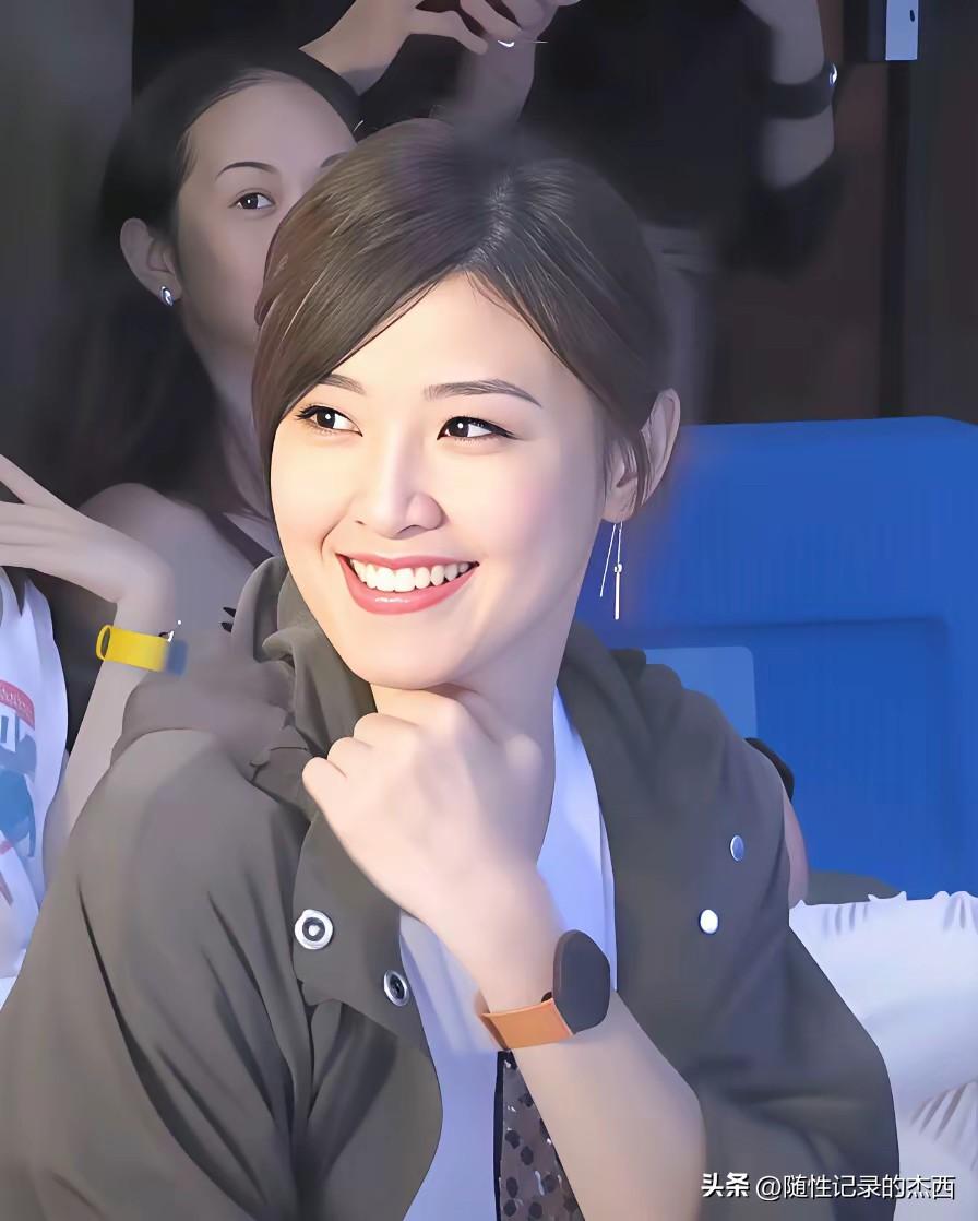 她好像从年轻到年龄大一点之后颜值都没有怎么变化，她才是真正完美地诠释了，什么叫岁