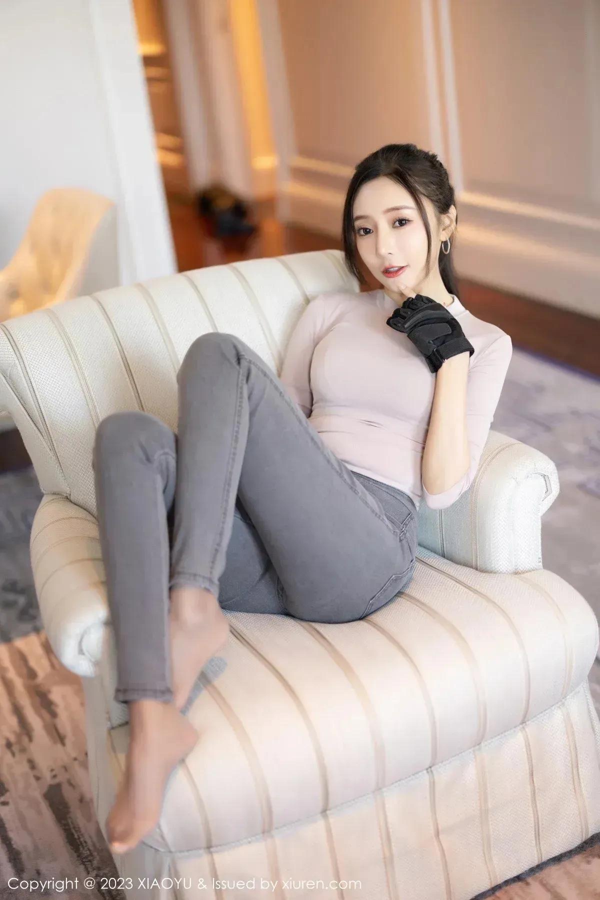 女神瑶瑶，闪亮登场，紧身牛仔裤，黄裙，性感的身材，迷人的嘴唇，长发飘飘