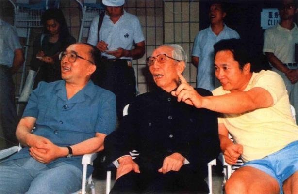 1990年7月，王震在国家体委主任伍绍祖(左)的陪同下，参观国家奥林匹克体育中心