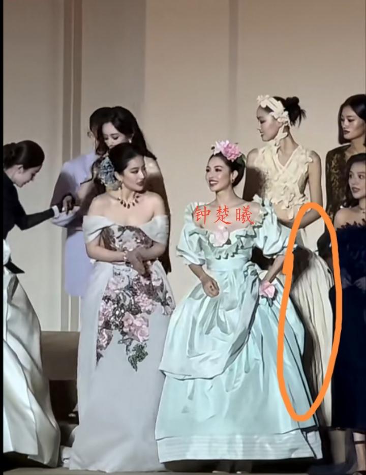钟楚曦应该
被全网骂惨了
凭一己之力得罪了
大半个娱乐圈女咖
自己什么咖位没点数