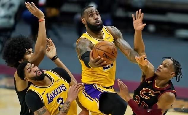 41岁还能创造历史？詹姆斯生涯总助攻数超越保罗，升至历史第二！
在湖人主场对阵灰