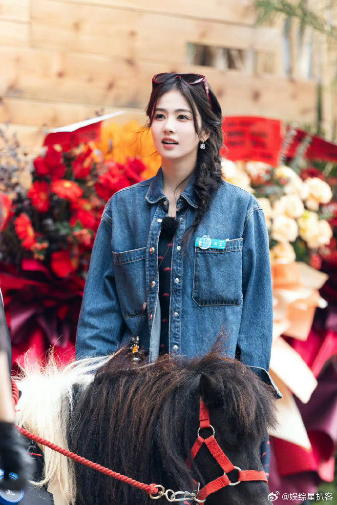 只有白鹿一个人自恋 白鹿自带可爱自恋buff，和王鹤棣的斗嘴轻松又搞笑，自信满满