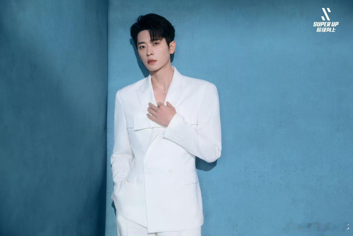 丞磊真空西装上锁了 真空穿西装已经够撩，再加上胸前绑带设计，禁欲与性感被他完美拿