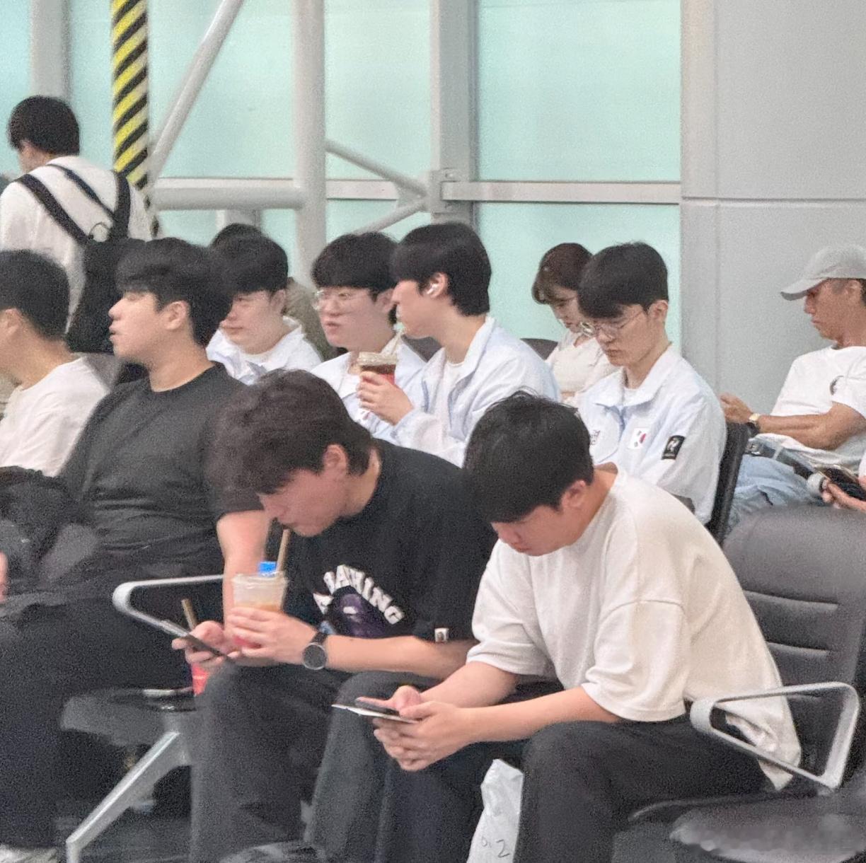 韩国队在机场接受体育首尔采访时，姜监督表达了自己的感想：“下了飞机之后，终于稍微