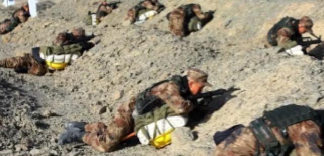 一位上过战场的老兵说，遇到爆炸时，千万不能让整个身体趴在地面上。但凡卧倒的没有一