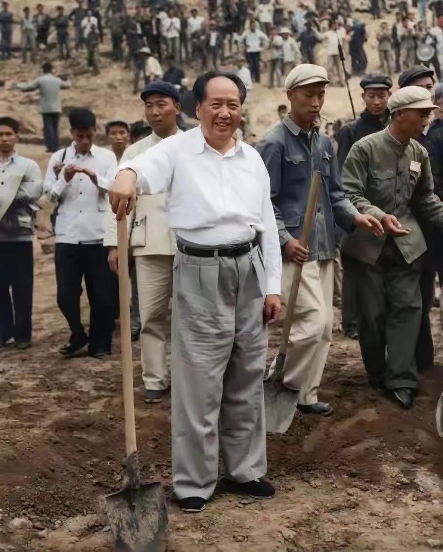 一张铁锹照戳破等级隔阂！1958年十三陵工地留影，读懂领袖与百姓心连心
 
如今