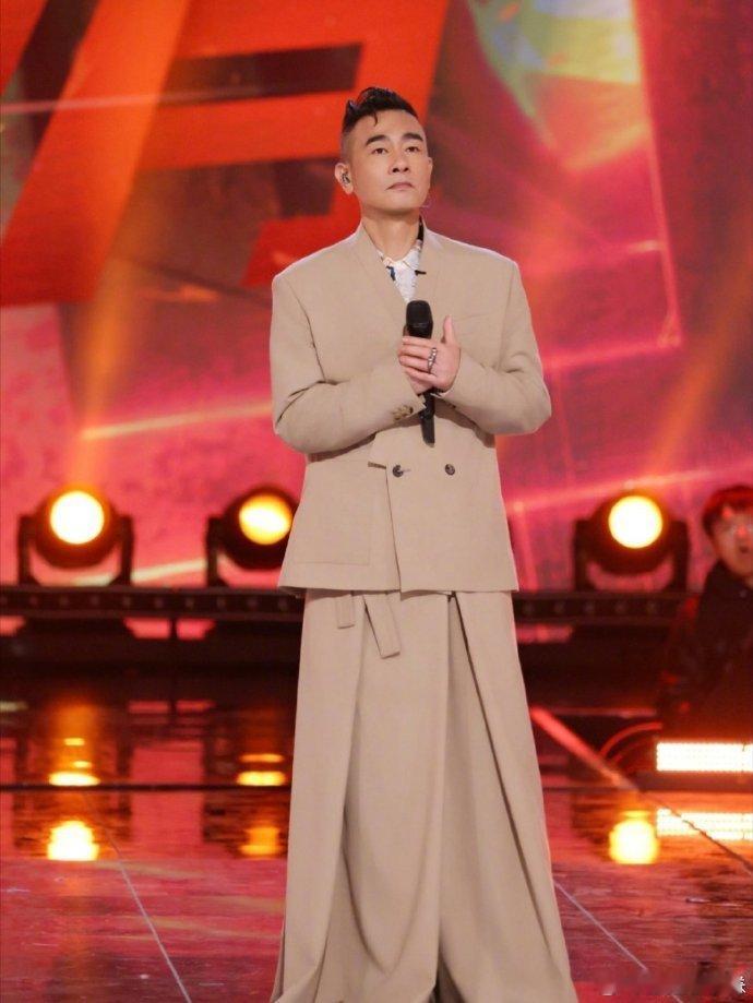 李昊我最爱的队长  声生不息 李昊对陈小春队长满心敬仰，合照含期待，期待节目中合