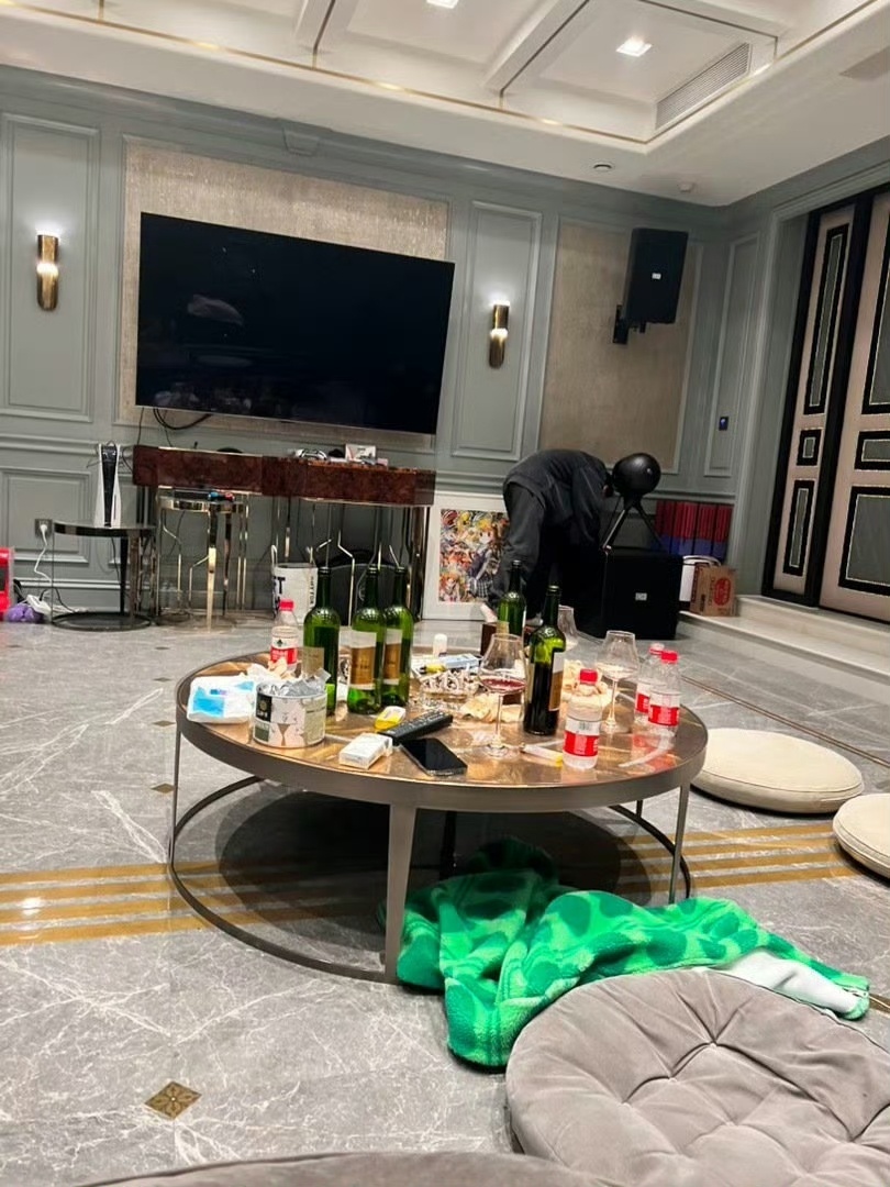 司晓迪 鹿晗客厅司晓迪这次看来是真想锤鹿晗啊，现在最好的解决办法就是报警了，真假