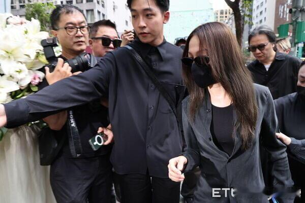 张韶涵现身陈聆薇的追思会张韶涵发文悼念化妆师张韶涵用最真诚的方式，感念多年以来的