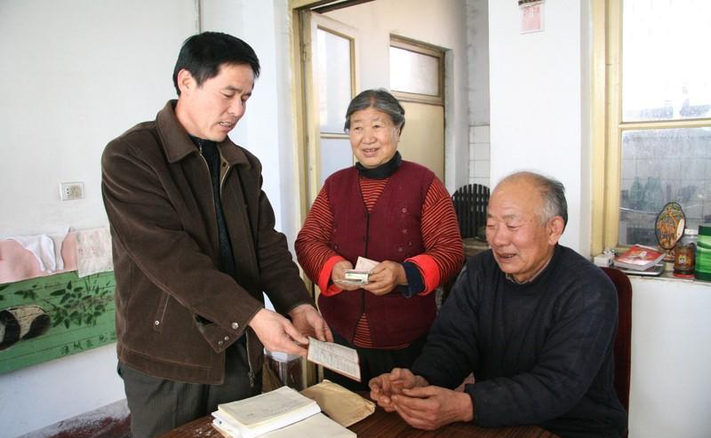 涨了5块钱，基础养老金从93到了98，但这杯水车薪到底能不能解近渴？
一边是上海